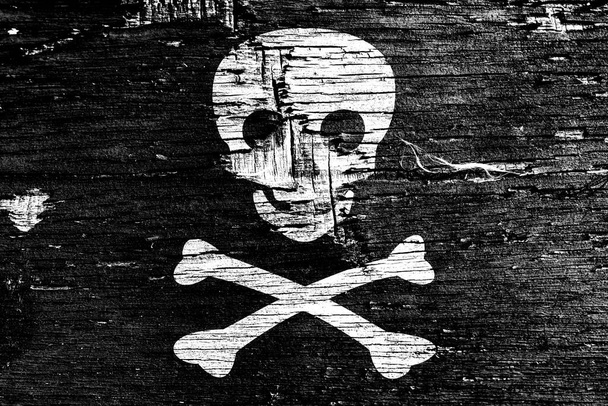Drapeau pirate sur un vieux fond en bois - Photo, image