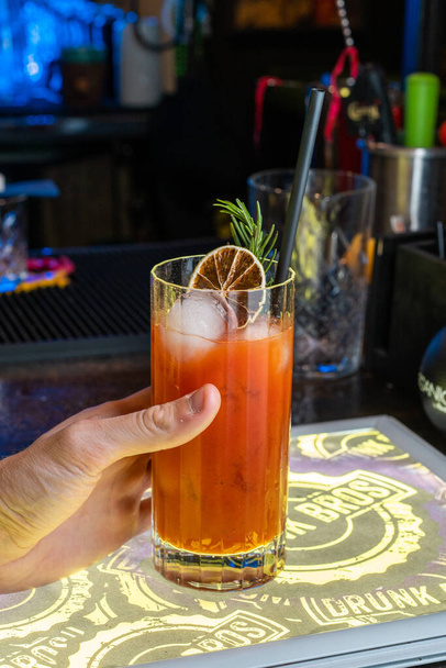 Bloody Mary alkoholisches Getränk in der Hand in der Kneipe  - Foto, Bild