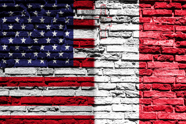 Flaggen der Vereinigten Staaten von Amerika und Maltas auf Ziegelsteinen - Foto, Bild