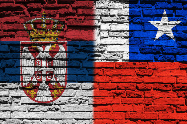 Vlaggen van Servië en Chili op de bakstenen muur - Foto, afbeelding