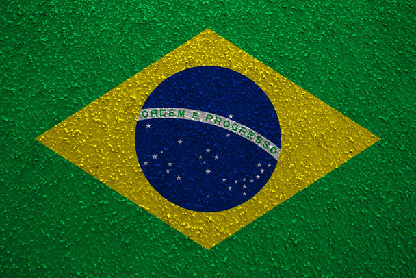 Бразильський прапор на зморшкуватій стіні - Фото, зображення