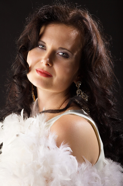 Glamour young woman in white feather boa - Foto, afbeelding