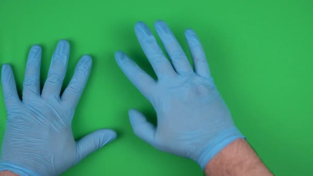 manos en guantes médicos se mueven a través de una pantalla abstracta. movimiento del dedo. funcionamiento del dispositivo de acuerdo con las normas higiénicas. vista superior, - Imágenes, Vídeo