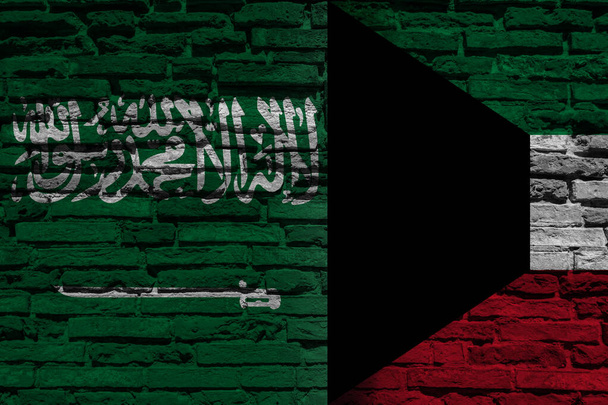 Banderas de Arabia Saudita y Kuwait en la pared de ladrillo - Foto, imagen