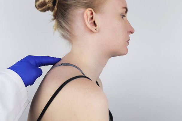 Kyphosis. A nő a gerinc görbületétől szenved a felső részben. A nyaki csigolyák kidudorodnak és púpot formálnak. Görbe és helytelen testtartás kezelési koncepció - Fotó, kép