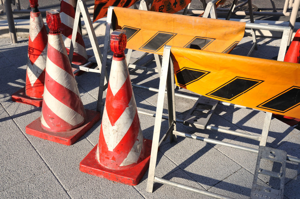 Cones de proibição e sinais temporários colocados em pavimento na área de construção de estradas
 - Foto, Imagem