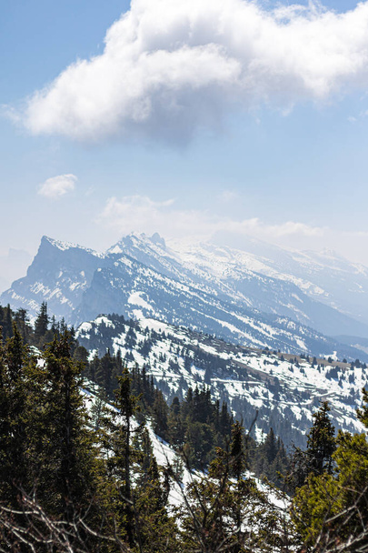 Вид на гору Гранд Мухеролл у гірському масиві Веркор (Ізер, Франція).) - Фото, зображення