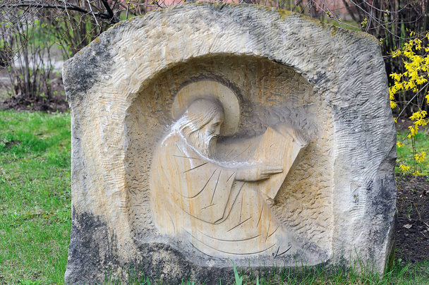 Skulptur eines Heiligen mit einem Buch im Park der Nationalen Akademie für Bildende Kunst und Architektur in Kiew Ukraine - Foto, Bild