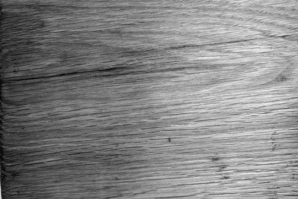 Oude eiken plank textuur als achtergrond met wazig effect in zwart-wit. Oppervlakte en natuurlijk patroon.  - Foto, afbeelding
