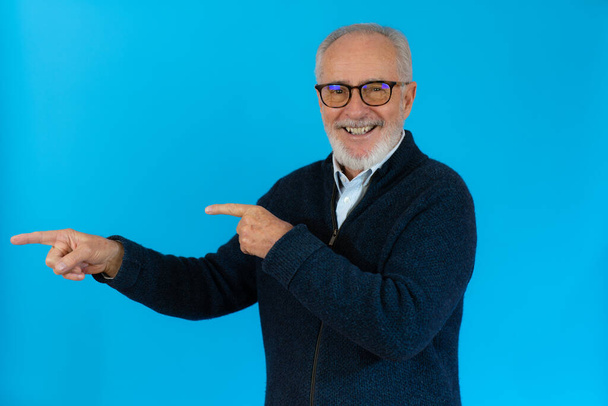 Senior caucasian man pointing up with fingers smiling with a happy and cool smile on face. showing teeth. - Foto, Bild