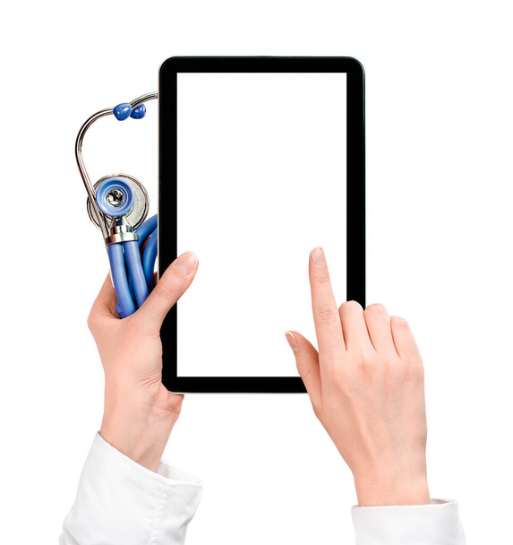 доктор держит цифровой планшет и стетоскоп на белом изолированном фоне - Фото, изображение