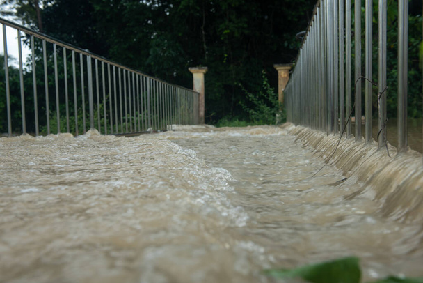 Şiddetli yağmur, kaldırımı sel basıyor.. - Fotoğraf, Görsel