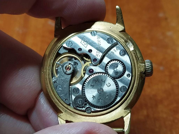 Antiguo reloj de pulsera soviético de oro en mano close-up - Foto, imagen