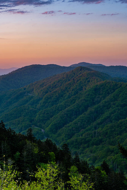 Auringonnousu uuden aukon yli Great Smoky Mountainsin kansallispuistossa - Valokuva, kuva