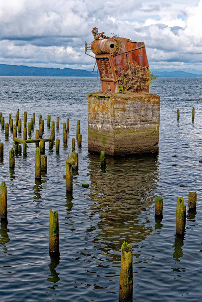 La oxidación de equipos industriales antiguos es uno de los últimos artículos restantes de un antiguo muelle de pesca en el río Columbia en Astoria, Oregon, EE.UU. 16 de septiembre de 2013 - Foto, imagen