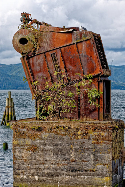 Rdzawienie starego sprzętu przemysłowego jest jednym z ostatnich przedmiotów ze starego molo rybackiego na rzece Columbia w Astorii w stanie Oregon USA. 16 września 2013 r. - Zdjęcie, obraz