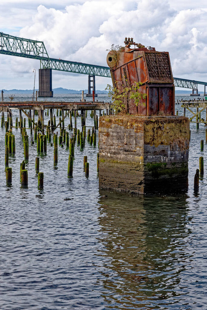 La oxidación de equipos industriales antiguos es uno de los últimos artículos restantes de un antiguo muelle de pesca en el río Columbia en Astoria, Oregon, EE.UU. 16 de septiembre de 2013 - Foto, imagen
