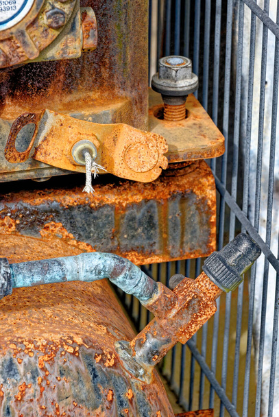Viejo compresor de aire oxidado descartado alimentado por motor eléctrico Astoria Oregon USA. 16 de septiembre de 2013 - Foto, imagen