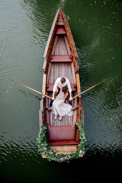 un viaje en barco para un chico y una chica a lo largo de los canales y bahías del río cubierto de sauces salvajes - Foto, imagen