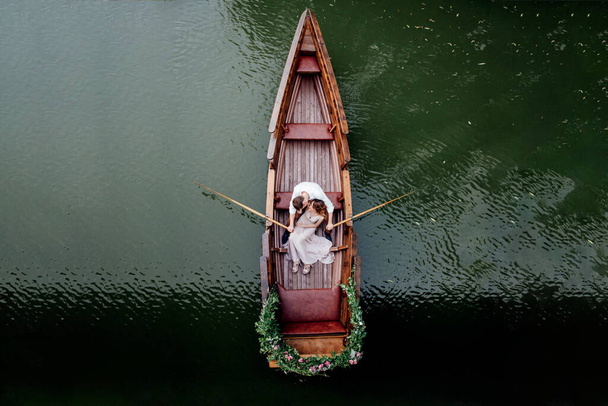 um passeio de barco para um cara e uma menina ao longo dos canais e baías do rio coberto com salgueiros selvagens - Foto, Imagem