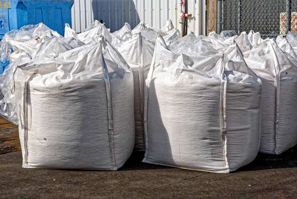 Zakken van wegzout - witte zoutzakken rijen gestapeld om ijswegen asfalt te voorkomen - Foto, afbeelding
