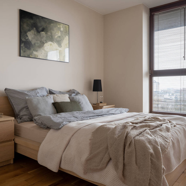 Chambre élégante avec grand lit confortable avec de beaux draps - Photo, image