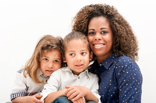 Szczęśliwa brazylijska matka z dwójką dzieci, na białym tle. Wieloetniczne dzieci. Szczęśliwego Dnia Matki - Zdjęcie, obraz