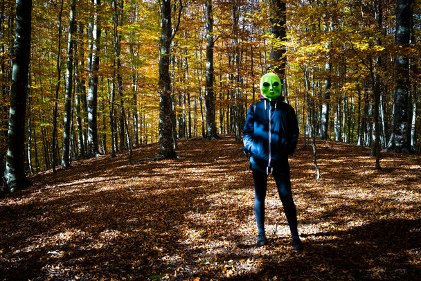 інопланетна жінка в осінньому лісі
 - Фото, зображення