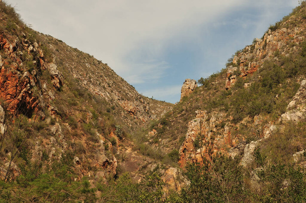 Rocas formando un marco alrededor de patrones de nubes dramáticas en las montañas Outeniqua del Cabo Occidental - Foto, imagen
