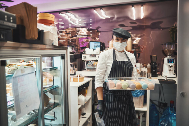Mindful chef following safety protocols while working at cafe - Valokuva, kuva