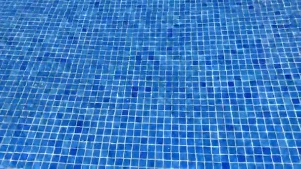 Wasser bewegt sich im Schwimmbad. - Filmmaterial, Video