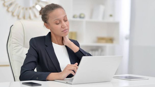Empresária Africana Cansada com Laptop com Dor no Pescoço no Escritório  - Foto, Imagem