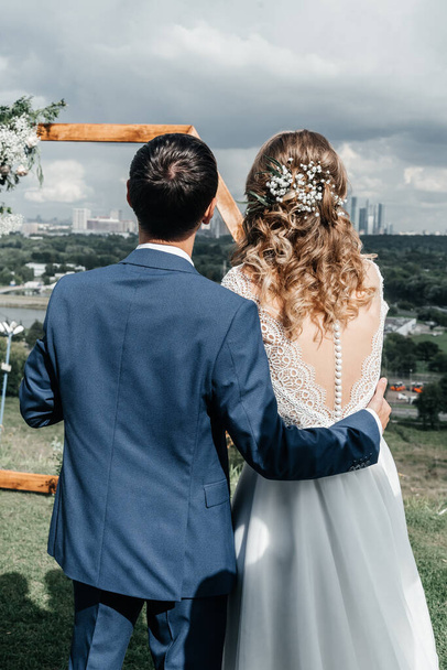 красива молода струнка наречена в повітряній витонченій білій весільній сукні з мереживною посмішкою ніжний
 - Фото, зображення