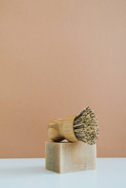 nollajätteet bambu harja saippualla astianpesuun minimalistiseen tyyliin - Valokuva, kuva