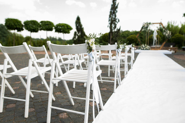 Vista lateral del hermoso lugar de la ceremonia de boda con materiales naturales - Foto, imagen