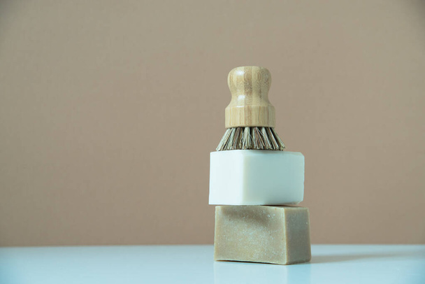 nollajätteet bambu harja saippualla astianpesuun minimalistiseen tyyliin - Valokuva, kuva