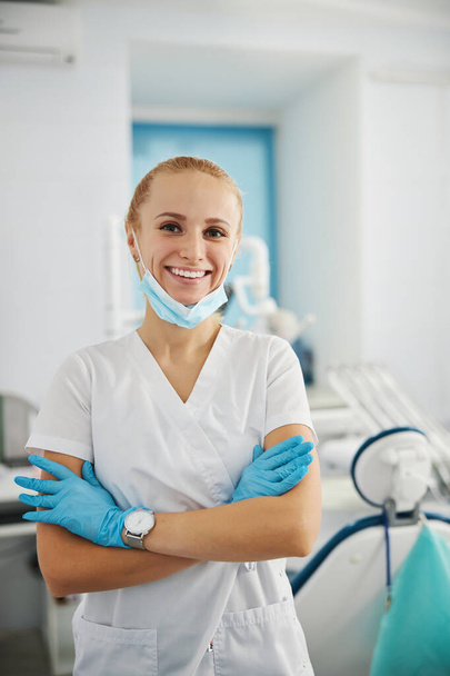 Powitanie stomatologa uśmiechającego się podczas krzyżowania ramion - Zdjęcie, obraz