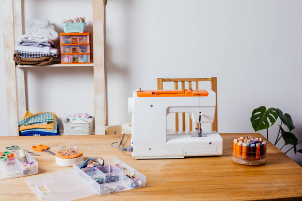 Modern sewing machine with variety of threads in box - Zdjęcie, obraz