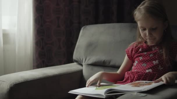 Kleines Mädchen liest Buch - Filmmaterial, Video