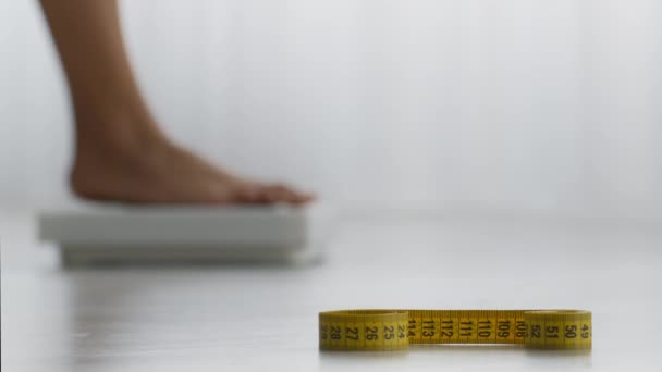 Lady súlymérés mérlegek beltéri, szelektív összpontosítás mérésére szalag - Felvétel, videó