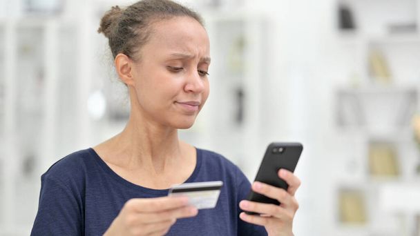 Портрет африканської жінки, яка зазнала невдачі онлайн платежі на смартфоні
  - Фото, зображення