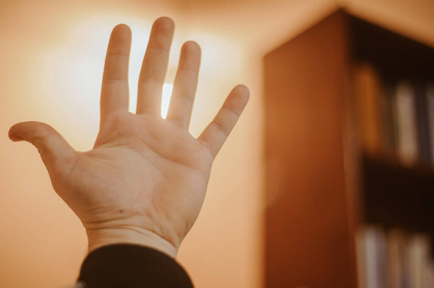 Το χέρι που φτάνει στο φως - έννοια της ελπίδας - Φωτογραφία, εικόνα