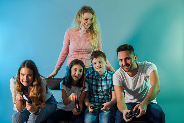 Family holding joysticks and start virtual game - Foto, afbeelding