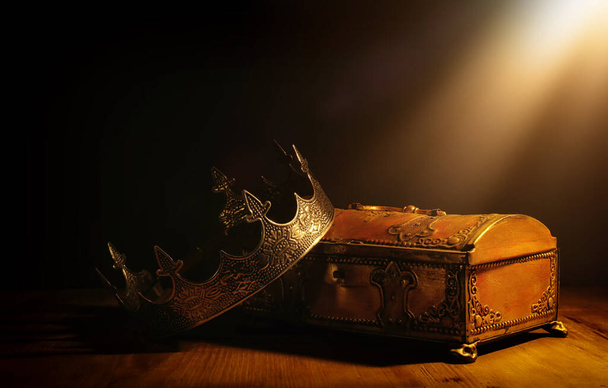 Bild der schönen Königin oder Königskrone über der Goldschatzkiste. Jahrgang gefiltert. Mittelalterliche Fantasie - Foto, Bild
