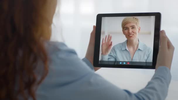 Las videollamadas de la mujer usando la tableta que habla con la madre en línea, collage - Metraje, vídeo