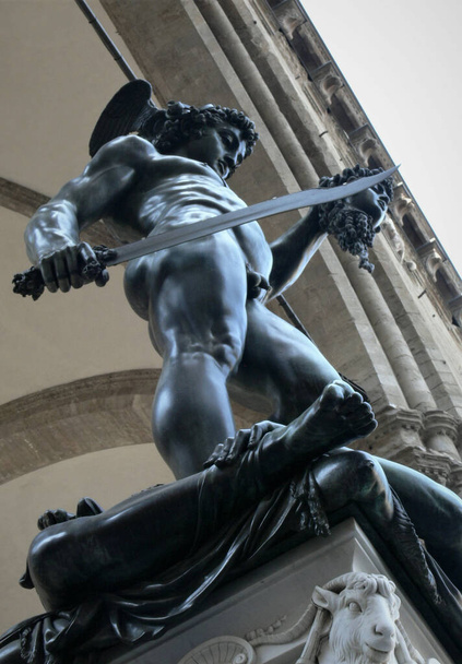 A low angle shot of the statue of Perseus by Benvenuto Cellini - Foto, Imagen