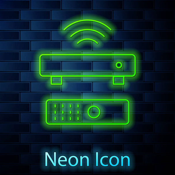 Gloeiende neon lijn Draadloze multimedia en TV box ontvanger en speler met afstandsbediening pictogram geïsoleerd op baksteen muur achtergrond. Vector. - Vector, afbeelding