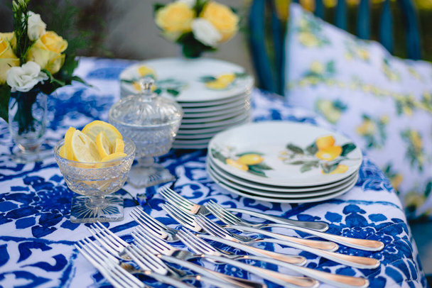 Conjunto de mesa azul e amarelo marinho para recepção de casamento ao ar livre - Foto, Imagem