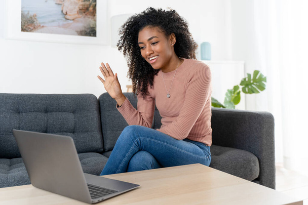 Boldog fekete fiatal nő, hogy videohívást otthon - Fotó, kép