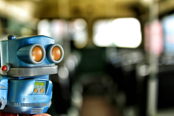 古いバススクール内のおもちゃのロボット。背景の緑. - 写真・画像